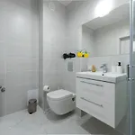 Luxury In -3- Bright & Secure Free Parking *