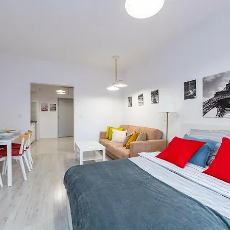 Luxury In -3- Bright & Secure Free Parking Appartement